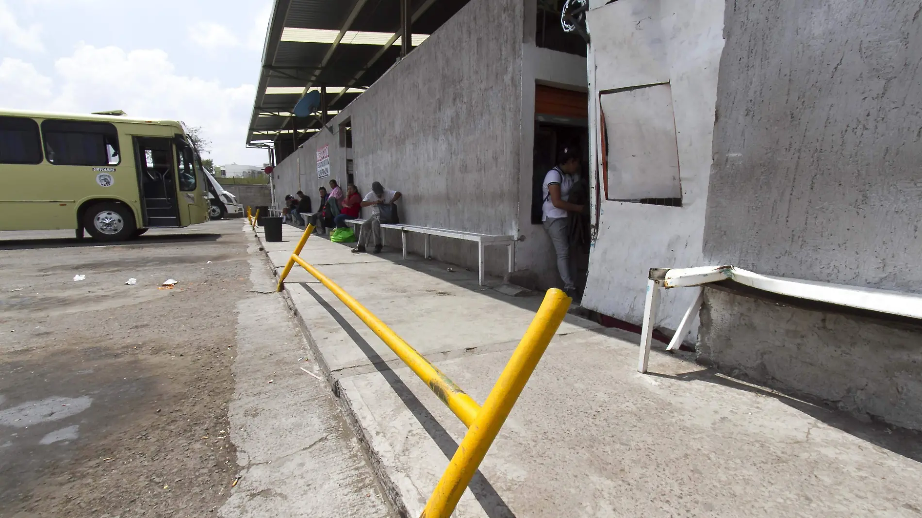 Inseguro el paradero de suburbanos en el mercado 5 de Mayo.  Foto César Ortiz. - copia